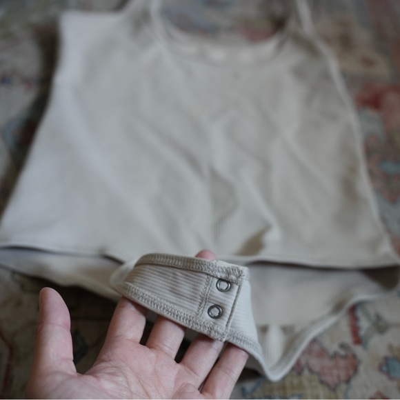 ABERCROMBIE AND FITCH Women's
Seamless Rib Fabric Scoopneck Bodysuit taupe small - Picture 2 of 7